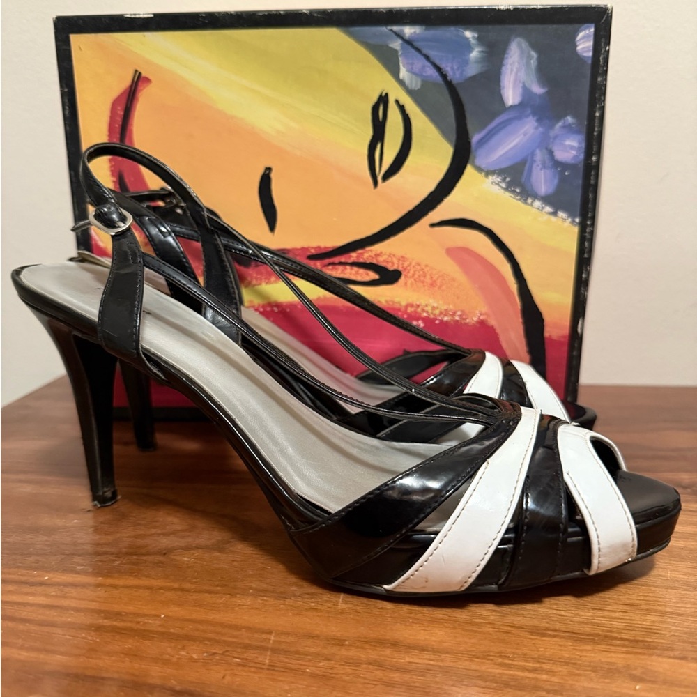 Fioni Pep toe platform heels 11 size in black and white